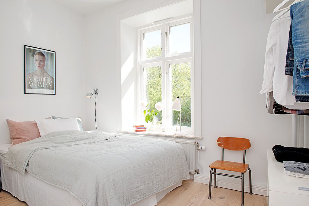 phòng ngủ được thiết kế với màu trắng nguyên bản của căn hộ