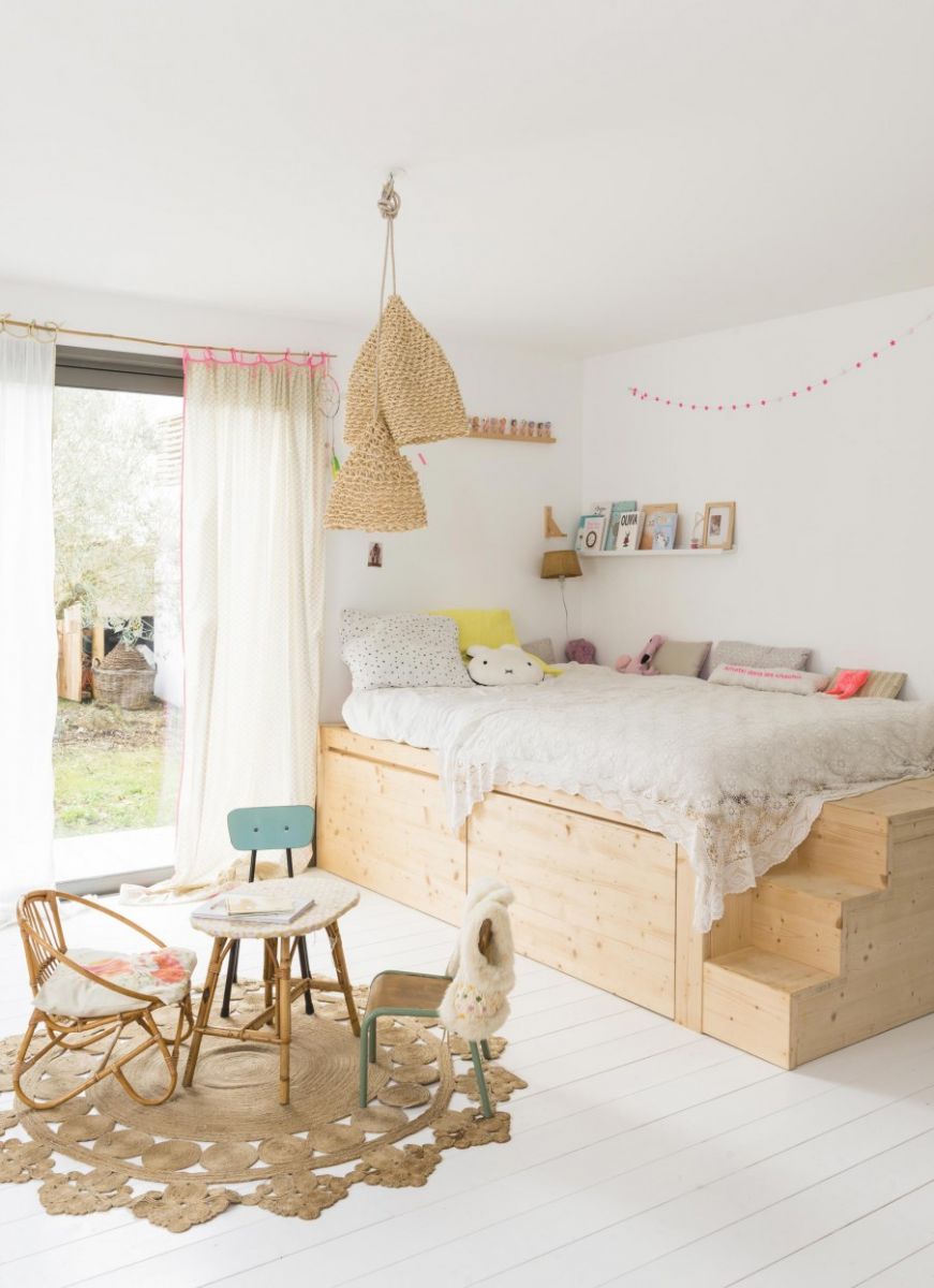 Phòng ngủ vô cùng đáng yêu cho bé với phần giường được thiết kế bậc gỗ