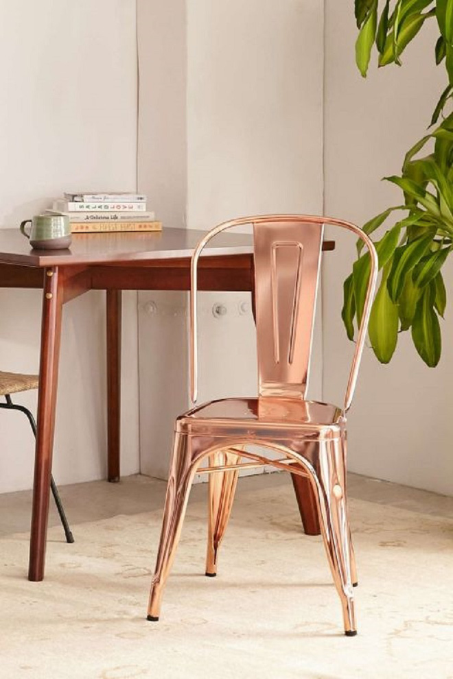 3. Thậm chí, cả một phòng đọc sách, nghỉ dưỡng, bạn có thể đặt ngay một bộ bàn gỗ nhỏ cùng những chiếc ghế nhựa mạ đồng óng ánh kiểu như thế này.