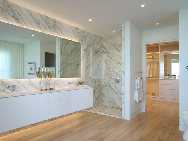 Không gian phòng tắm cũng được sử dụng chất liệu đá cẩm thạch đắt tiền và sàn bằng gỗ.