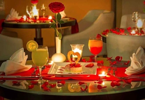 Hướng dẫn bài trí bàn ăn lãng mạn cho cặp đôi ngày Valentine trắng