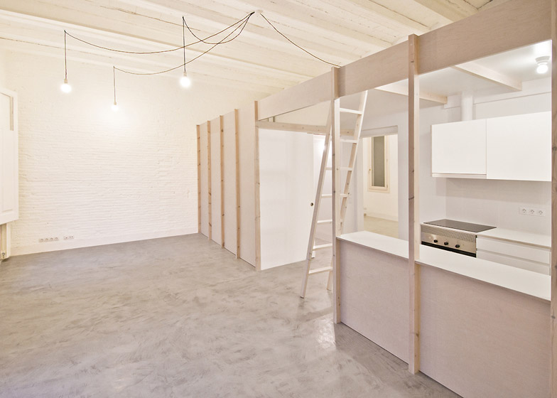 Cải tạo 2 căn hộ ở Barcelona với vật liệu gỗ ép