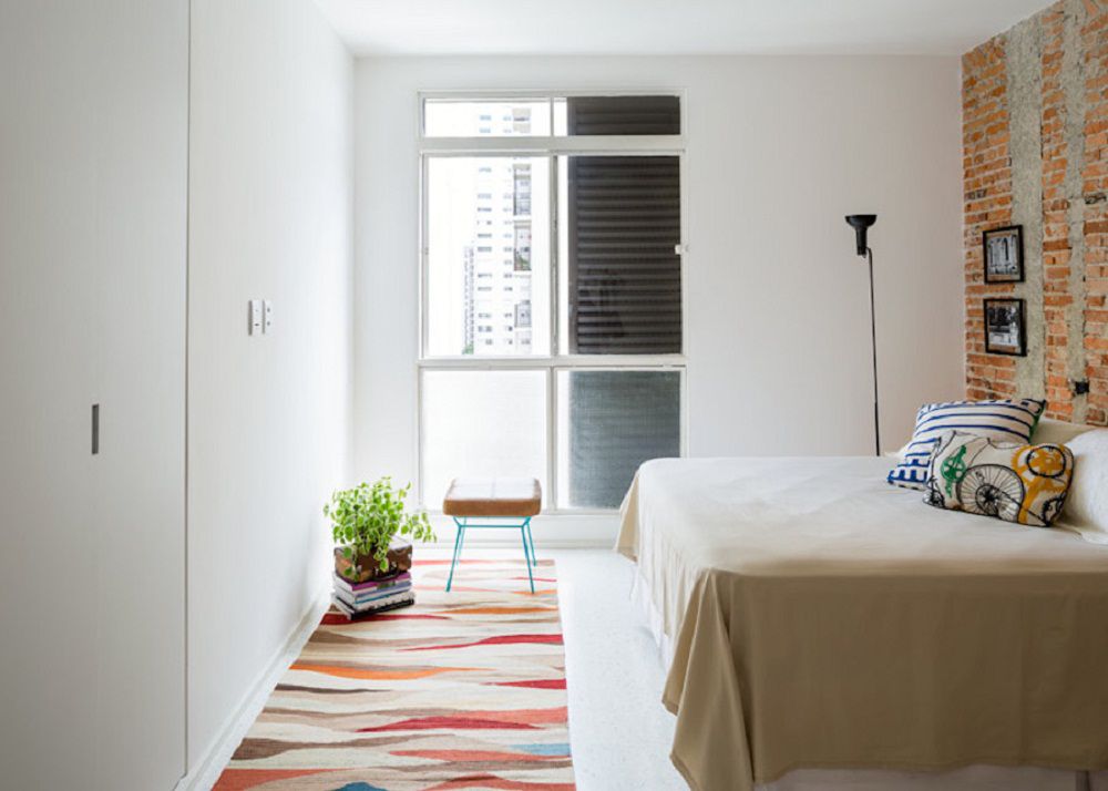 Phòng ngủ giản dị cũng được thiết kế đầy ấn tượng với mảng tường gạch đỏ thô hút