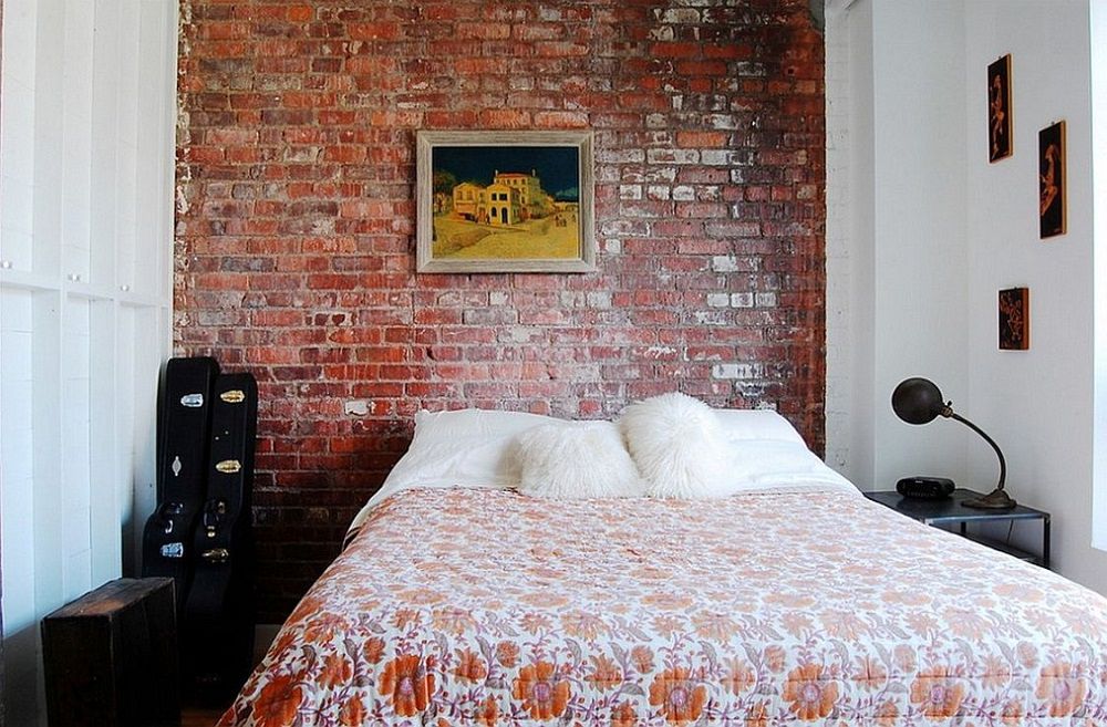 Những căn phòng ngủ với những bức tường gạch thể hiện tuổi đời của căn hộ.
