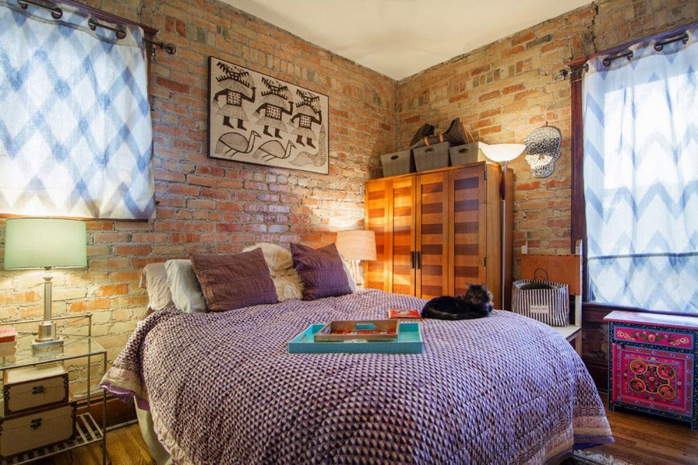 Những căn phòng ngủ với những bức tường gạch thô thường mang lại cảm giác mộc mạc