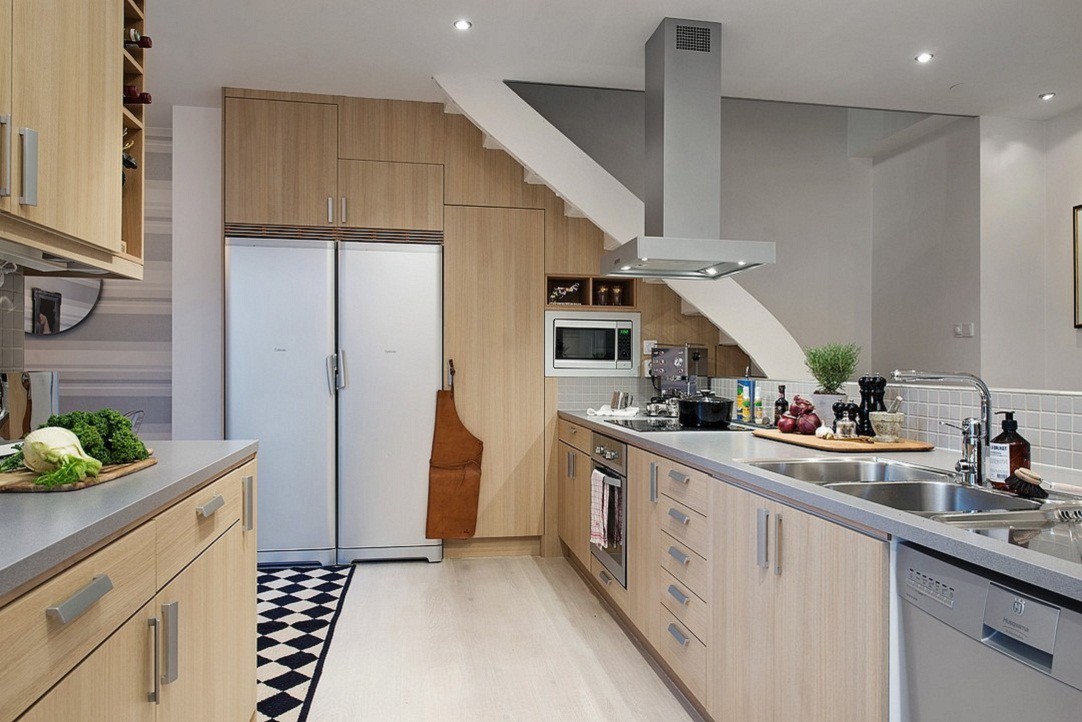 Không gian tầng 1 của căn hộ được dành chọn cho nhà bếp và khu vực ăn uống.