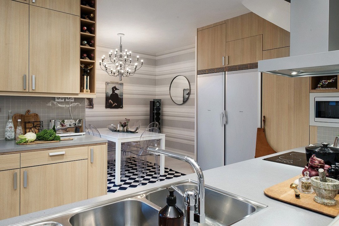 Tủ bếp cũng được thiết kế với những ngăn chứa rượu gọn gàng và tiện dụng.