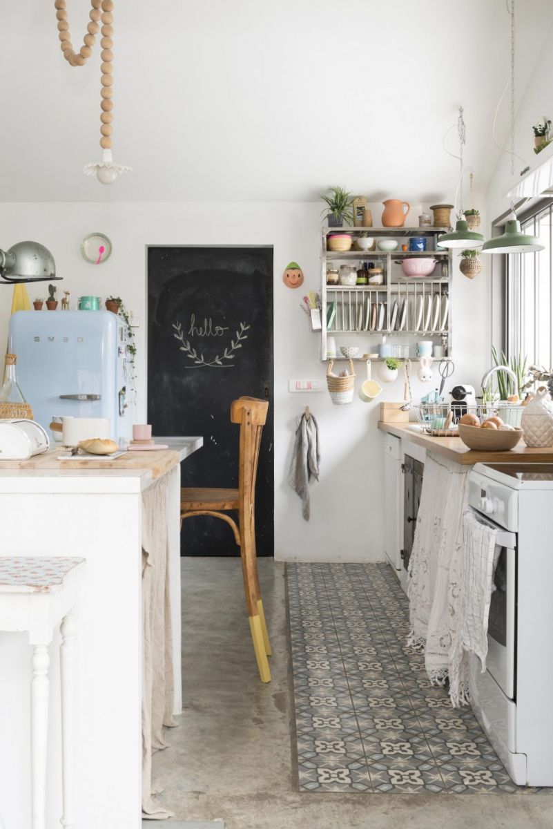 Không gian phòng bếp với những gam màu nhẹ nhàng, xanh pastel của tủ lạnh