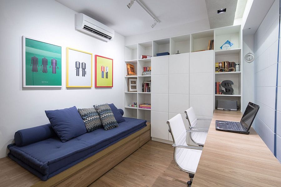 Phòng làm việc riêng tối giản vẫn với gam trắng và gỗ sáng nhưng được trang trí bởi bộ ghế xanh biển cùng hình họa màu sắc.