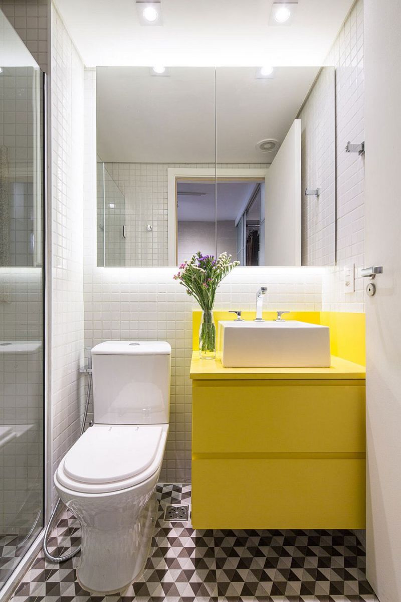 Phòng tắm ngập trong sắc trắng kết hợp với  kệ tủ màu vàng chanh đầy sức sống để làm điểm nhất, tạo sự thống nhất trong không gian.