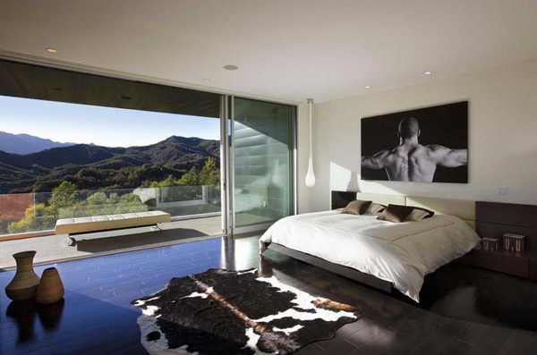 Phòng ngủ với ban công có view nhìn ra một dãy núi quả là mơ ước của không ít người