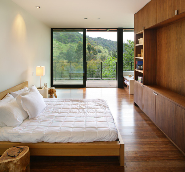 Việc sử dụng nội thất gỗ trong căn phòng này vô cùng hòa hợp với màu của thiên nhiên ngoài phòng ngủ