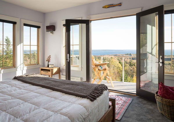 Phòng ngủ tuyệt đẹp này là của một căn hộ nằm trên núi, có view nhìn ra biển