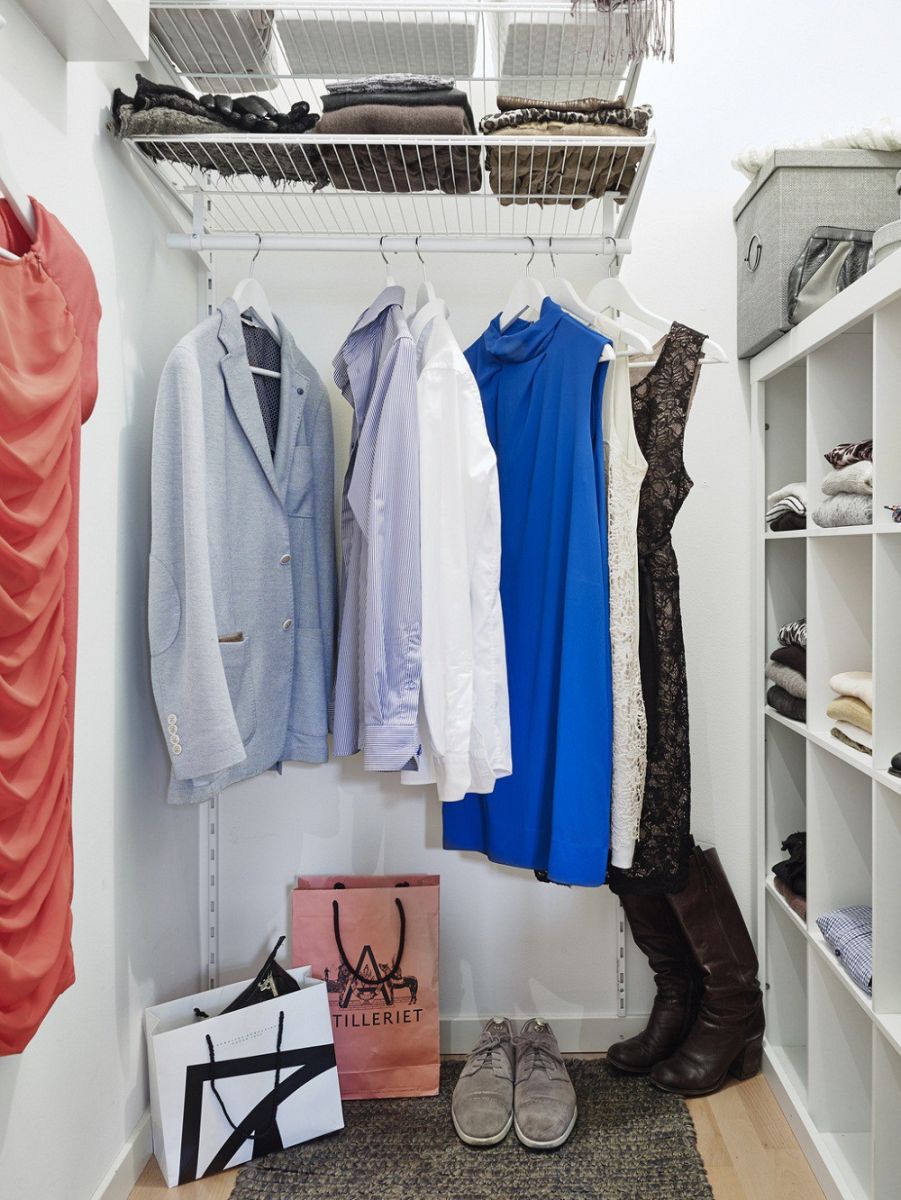 Không gian lưu trữ quần áo với những giá treo và ô tủ để đáp ứng tối đa nhu cầu sử dụng.