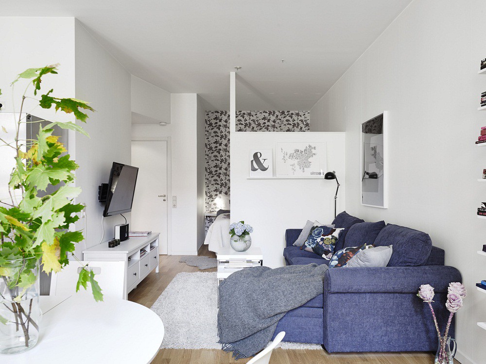 Phòng khách nhỏ của căn hộ với mọi món đồ nội thất tối giản và hữu ích.