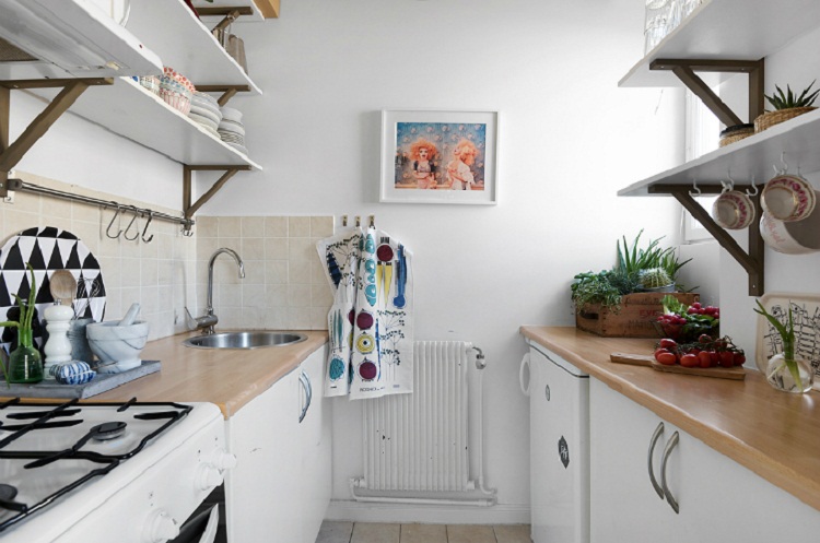 Bằng cách lựa chọn kệ mở thay vì những chiếc tủ bếp như thông thường, nhà bếp trông rộng rãi hơn và gây ấn tượng nhờ không gian lưu trữ không nhỏ mà chúng tạo ra.
