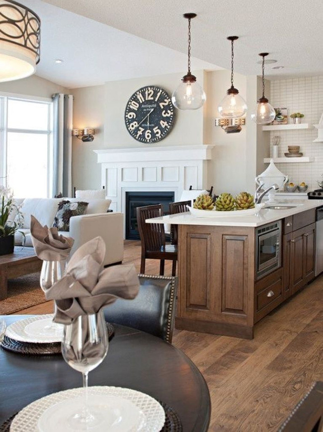 18. Phòng bếp và phòng khách truyền thống kết hợp với nhau bằng những món đồ gỗ màu tối.