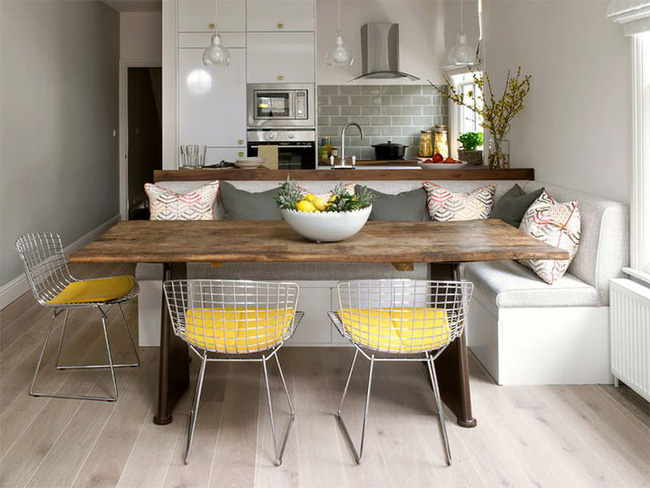 Phòng bếp kiểu dáng đẹp, hiện đại với gam màu trắng cùng những viên sàn gỗ màu xám và phòng ăn với bộ ghế làm từ những sợi dây kim loại kết hợp với nệm ngồi màu xám.