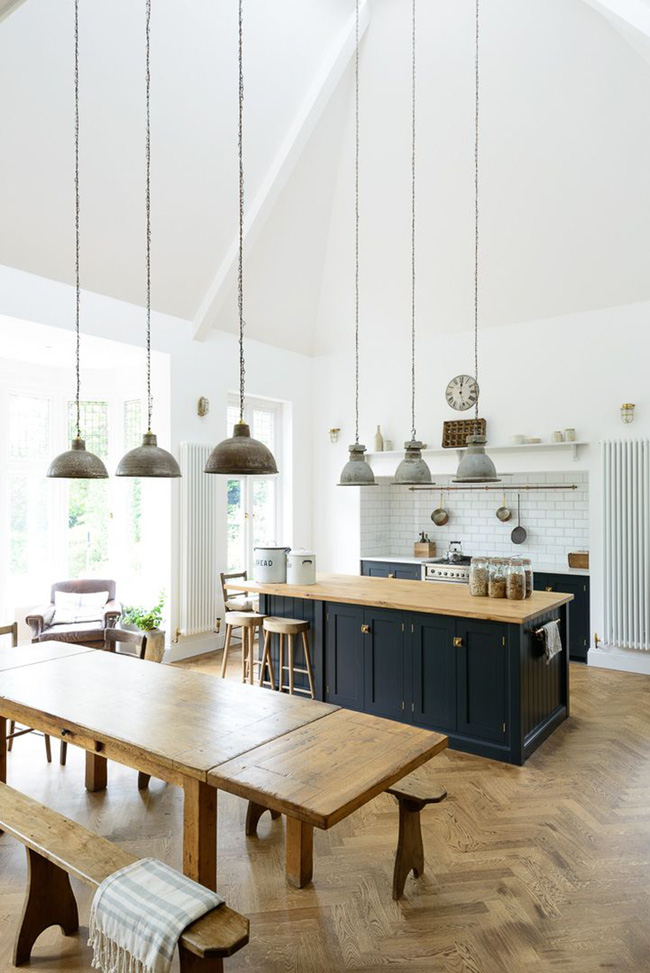 Trang trí phòng bếp kết hợp phong cách công nghiệp và rustic với rất nhiều đồ gỗ màu ấm và những chiếc đèn treo.