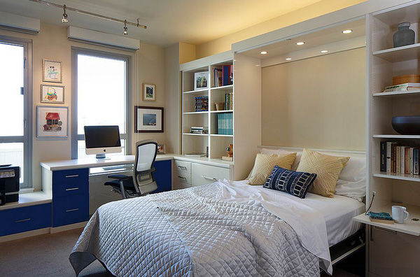 Chiếc giường gấp được kết hợp với giá sách mở tạo không gian thoáng đãng, hơn nữa còn có thể tận dụng không gian của toàn bộ bức tường để làm giá sách thay vì lãng phí không gian.