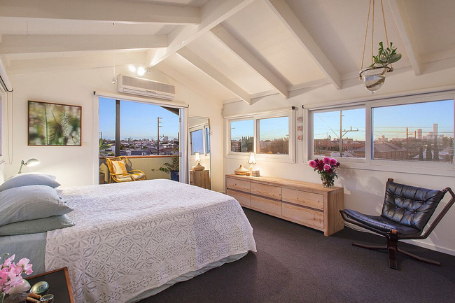 Phòng ngủ yên tĩnh và hiện đại với tông màu trắng tinh khiết. Ở không gian này chủ nhân còn có tầm nhìn rộng ra cảnh quan của toàn thành phố Melbourne.
