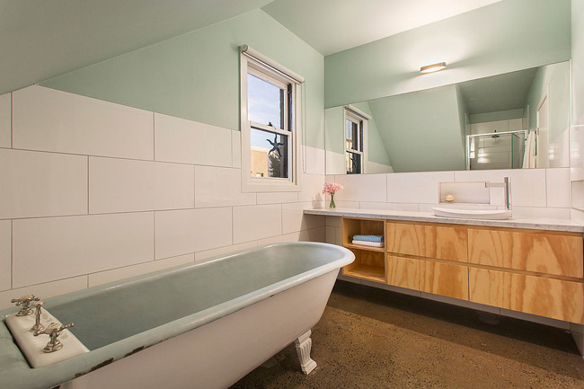 Phòng tắm hiện đại với tông màu xanh patel. Các đồ dùng sinh hoạt được làm bằng gỗ với kết cấu đơn giản.