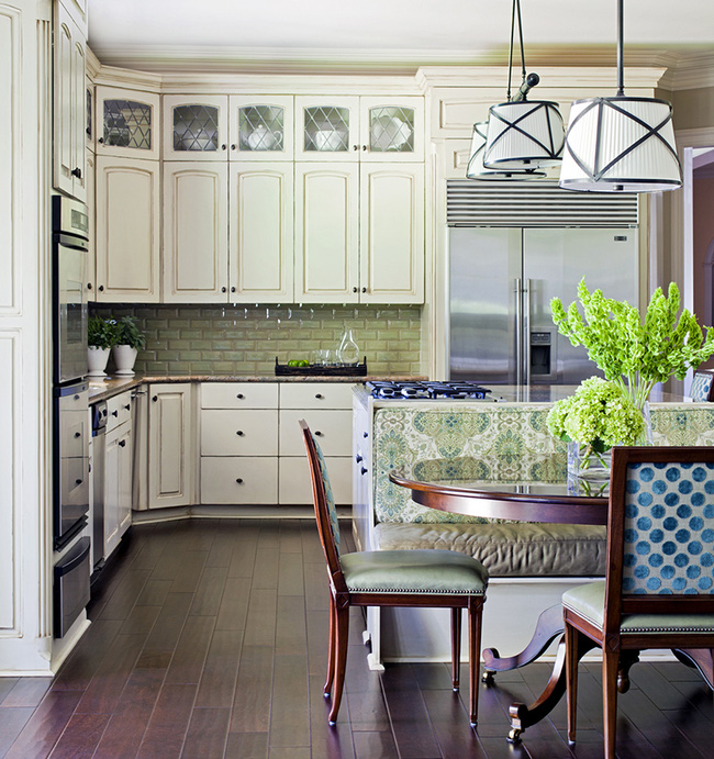 Vẻ đẹp của không gian ăn có thể dễ dàng được đóng góp bằng màu gỗ tối của những món đồ nội thất, và sự kết hợp ăn ý với những chiếc ghế băng bọc nệm làm tôn lên màu xanh lá.