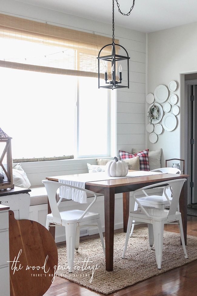 Một khung cảnh ngôi nhà hoàn hảo, được trang trí bằng tone màu nhã nhặn, tinh tế, với hai màu trắng và màu gỗ, chỉ càng làm cho không gian thêm thoải mái với chiếc ghế băng bọc nệm gần cửa sổ.