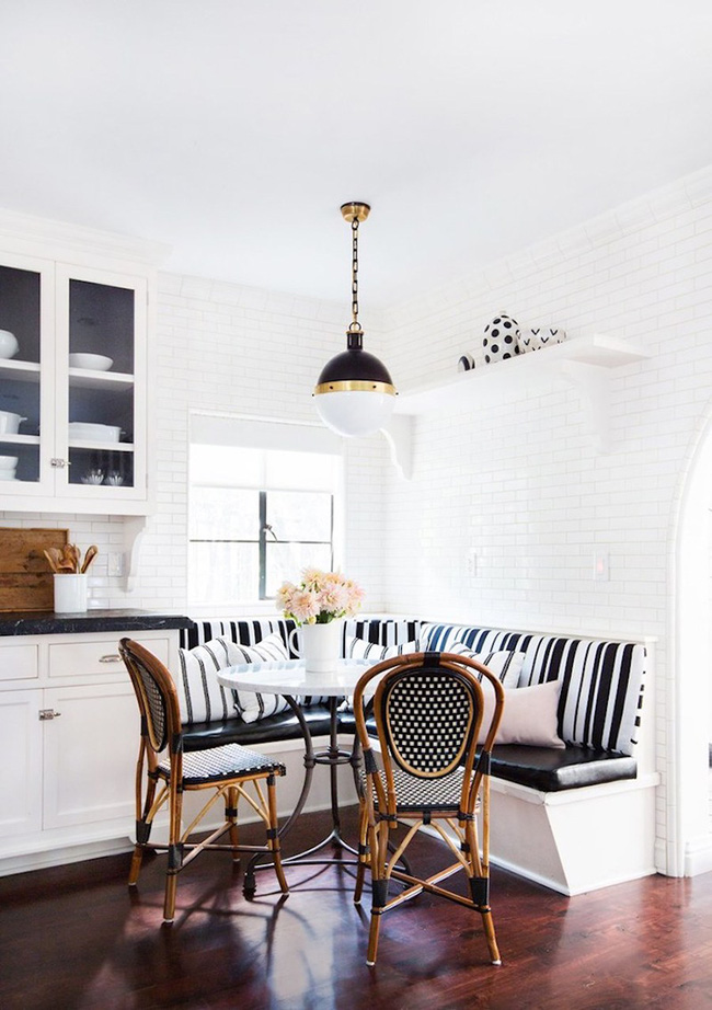 Bạn yêu thích phong cách nội thất monochrome? Hãy mang nó vào không gian ăn của bạn bằng chiếc ghế kẻ sọc màu đen trắng, nó sẽ làm tăng thêm cá tính cho toàn bộ không gian bếp của bạn