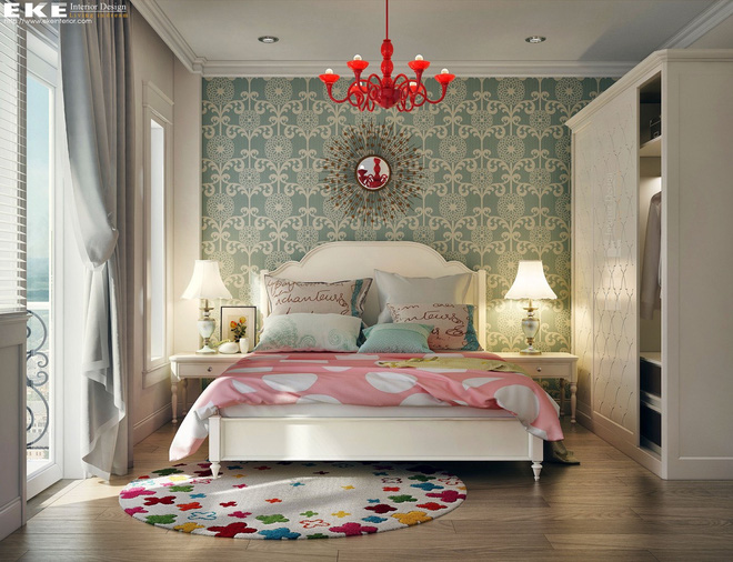 1. Phòng ngủ này mang phong cách đáng yêu với tủ quần áo màu trắng xinh xắn và cửa trượt ngộ nghĩnh, đèn chùm màu đỏ đậm. Ga trải giường và thảm với những họa tiết đáng yêu bổ trợ hơn cho chủ đề của phòng ngủ.