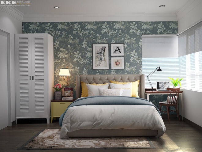 2. Chủ đề của phòng ngủ này là cổ điển. Vì thế chủ nhân đã sử dụng tông màu trầm tạo cảm giác ấm cúng thêm điểm nhấn từ tủ và gối màu vàng nhạt để không gian thêm sống động hơn.