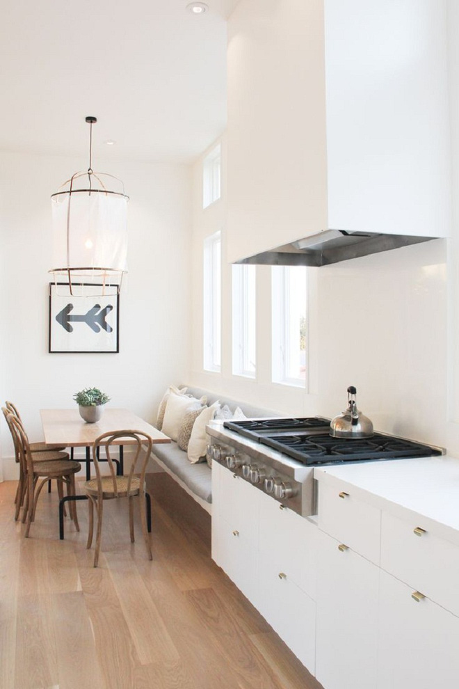 Bạn hãy tận dụng phần không gian chệch lệch với tủ bếp vì nó có thể thiết kế để trở thành góc ăn uống thoải mái cho cả gia đình.