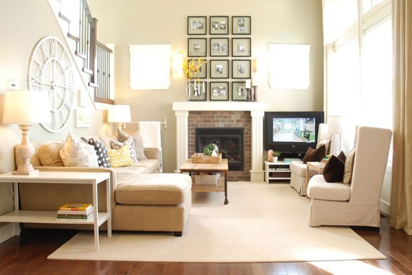 Trong căn phòng khách có diện tích vừa phải, màu be chiếm chủ đạo làm cho căn phòng thêm rộng mà vẫn ấm cúng.   
