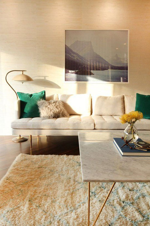 Bạn có muốn sử dụng màu kem vàng cho cả không gian phòng khách? Bạn đừng e dè với ý tưởng này bởi vì bạn còn có nhiều phụ kiện nội thất sặc sỡ khác để kết hợp. 