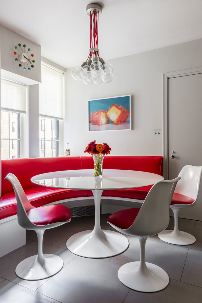 1. Gam màu đỏ nồng nhiệt theo phong cách nhiệt đới được kiến trúc sư sử dụng trong bộ bàn ghế trang trí này. Nhìn thì có vẻ to lớn đấy, nhưng trong thực tế, bộ bàn ghế này không tốn diện tích là bao đâu.