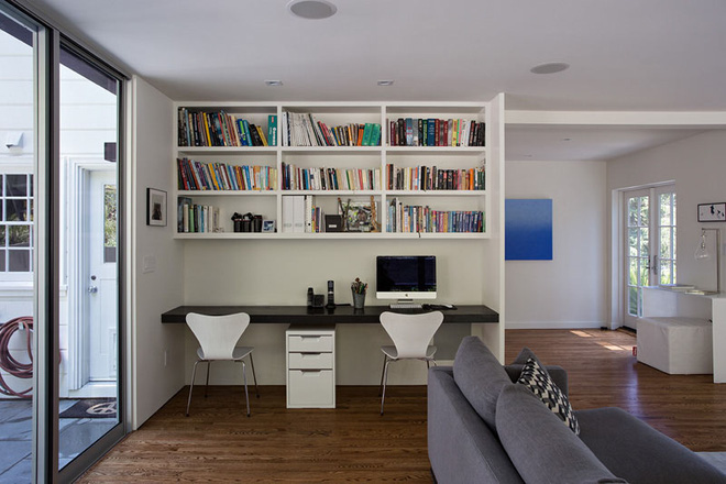 2. Một không gian làm việc giản dị dành cho 2 vợ chồng với phong cách hiện đại sử dụng đen – trắng làm tông màu chủ đạo và không thể nào thiếu một không gian lưu trữ sách khá đồ sộ.