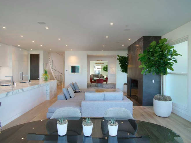 Đây là không gian phòng khách với tông màu trắng làm chủ đạo, đồ dùng nội thất sang trọng và hiện đại.